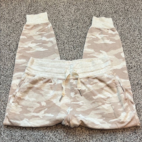 Athleta balance printed jogger in a neutral camo. Size MP. - Picture 6 of 7